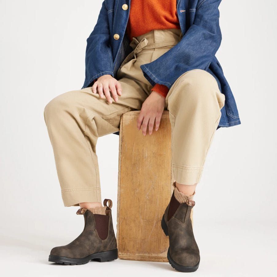 a woman wearing Blundstone 585 brown leather boots