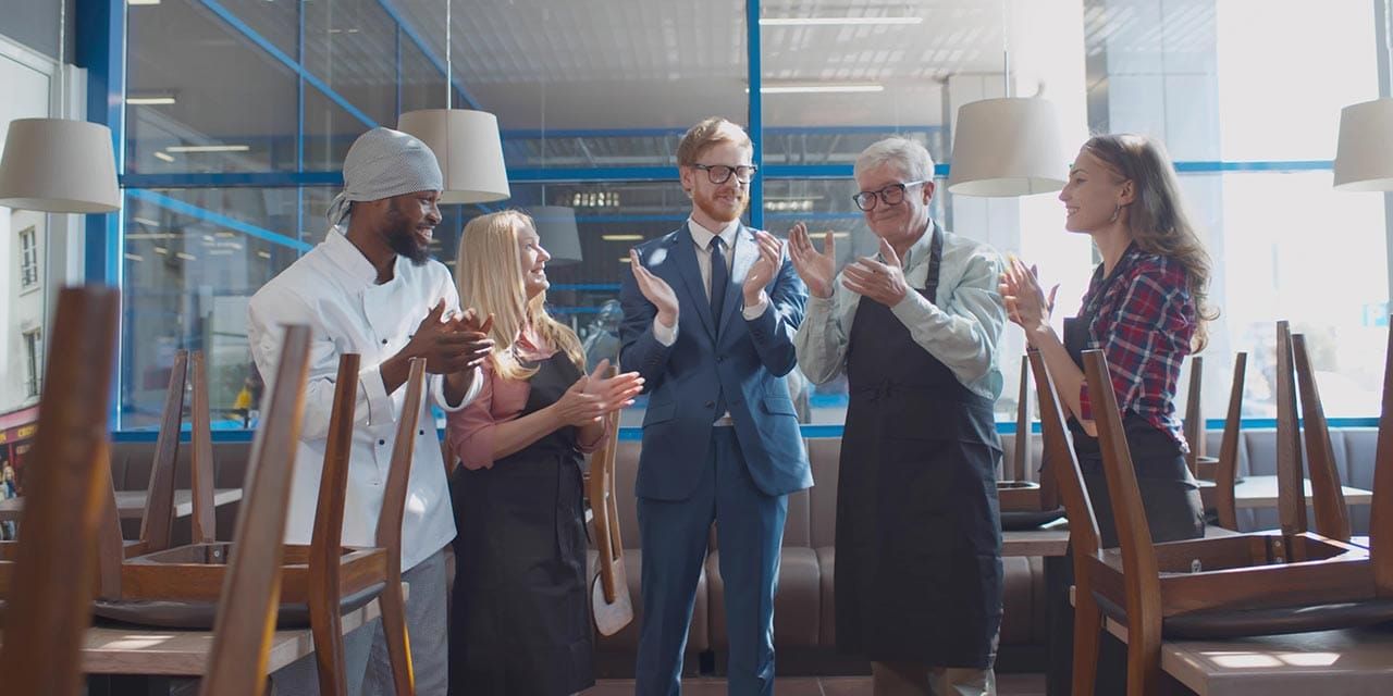 restaurant manager and staff clapping; how to motivate restaurant employees