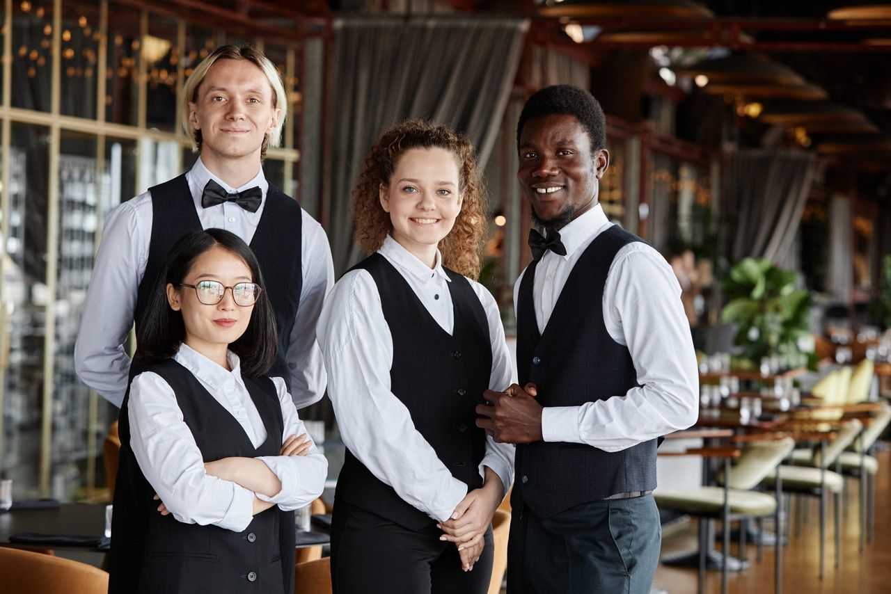 Fine Dining Server Dress Code Guide: What & What Not To Wear